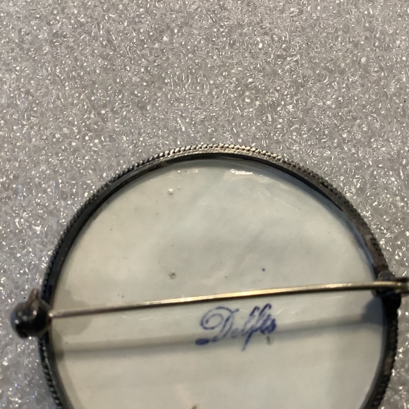 Vintage Delft Blue Porcelain Button Brooch with a Hand-Painted Windmill Scene. - Picture 5 of 7